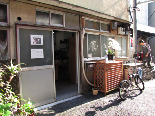 白金高輪駅から15分程歩いた、静かな住宅街の中に教室はあります。民家の1階を間借りして営業してます。_白金陶芸教室