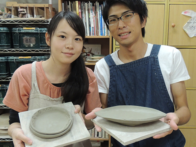 こちらのご夫婦はウェディング陶芸体験されました♪披露宴でご両親に贈られるそうです。ウェディング体験は写真撮影も無料でいたします♪(当日データ渡しも可能です。)_白金陶芸教室