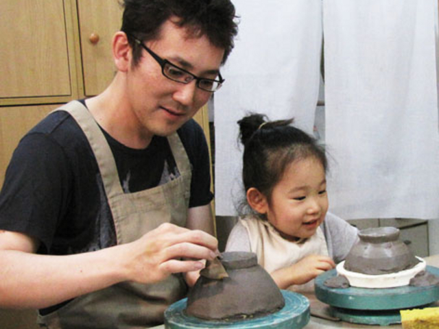 お父様と娘さん(3才)の体験。手びねりでお茶碗を作っています。_白金陶芸教室