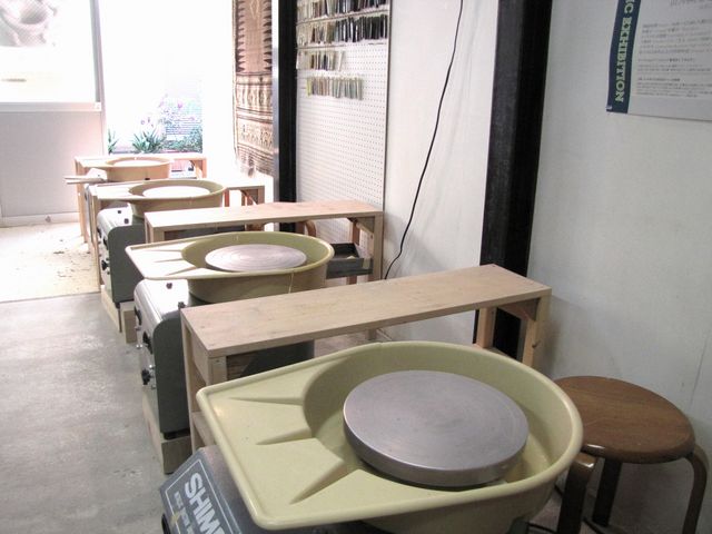 電動ろくろは8台、陶芸経験が全く初めての方でも「おちゃわん」や「ゆのみ」「パスタ皿」「どんぶり」等お好きなものが作れます。_白金陶芸教室