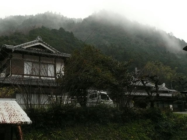 新年の朝靄を背景にした工房_植和紙工房
