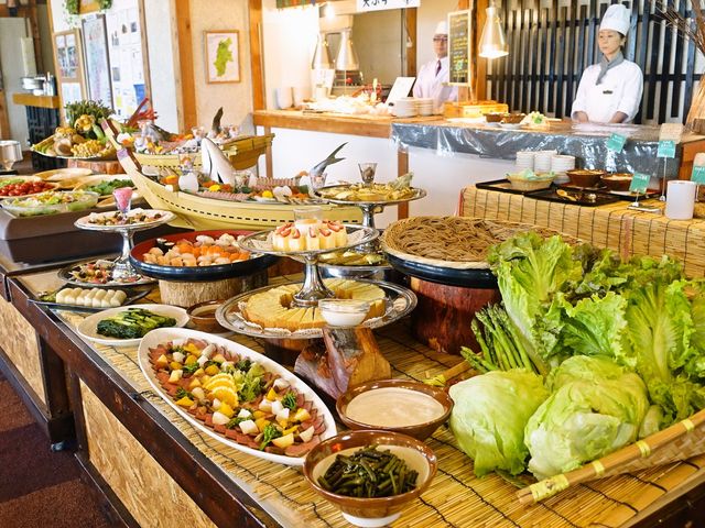 お肉は鶏、豚、牛どれもあるようにメニュー構成しています。写真撮影もOKです。_白馬ハイランドホテル