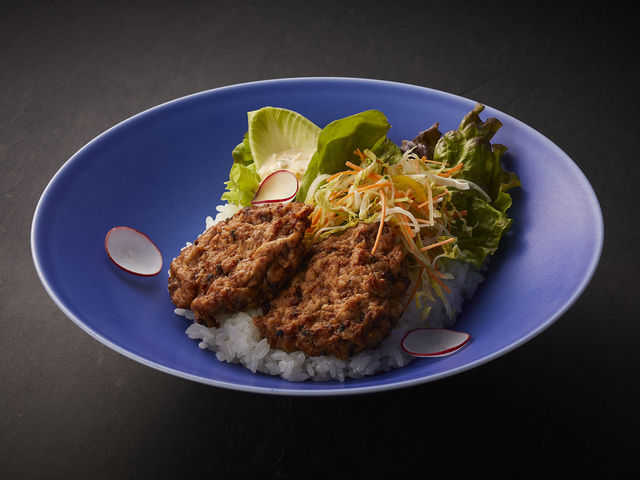 【メインディッシュ】網代名物烏賊メンチ丼_ホテルニューアカオ