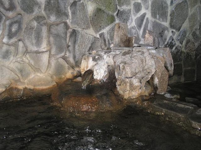 女湯 湯口温泉の結晶がビッチリ_猿ヶ京温泉 仁田屋旅館