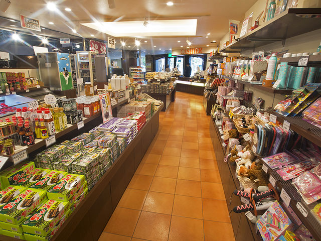 【施設】売店 飛騨地方限定商品、アルメリア限定商品も多数!_ホテルくさかべアルメリア