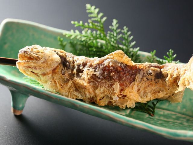当館名物「岩魚の唐揚げ」骨までバリっと召し上がれ♪_旅館たにがわ