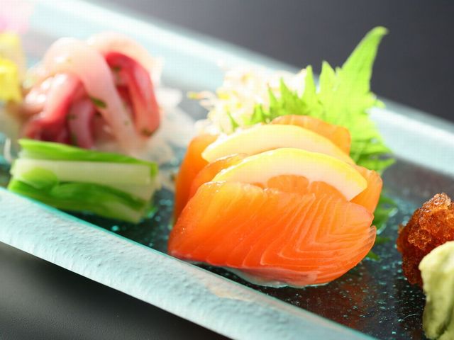 お造りは川魚をご用意。「ギンヒカリ」(右)群馬のブランドニジマスと「雪魚(ゆきうお)」(左)最高級ランクの鯉_旅館たにがわ