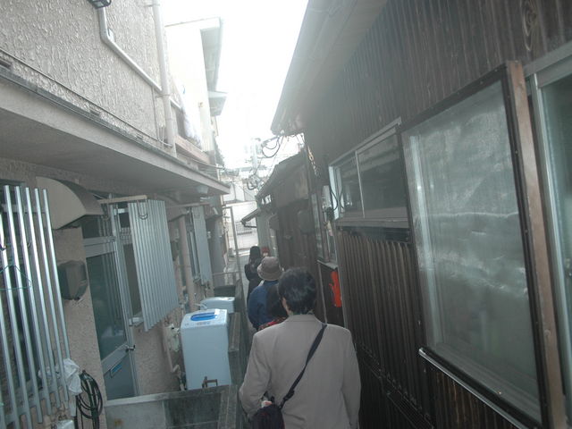 こんな路地裏も歩きます!(竹瓦かいわい路地裏散歩)_別府八湯語り部の会
