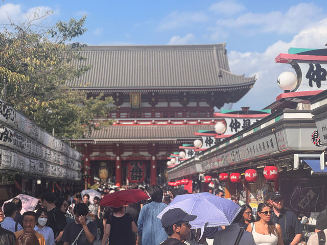 浅草の中心エリアにある「仲見世通り商店街」。人力車は中心地から離れた静かなエリアをご案内いたします。_くるま屋