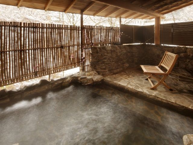 『かじかの湯』開湯1200年の歴史をもつ台温泉の中にあり、自墳源泉かけ流しの露天風呂_やまゆりの宿