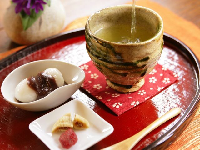 ラウンジにて日本茶のサービス_やまゆりの宿