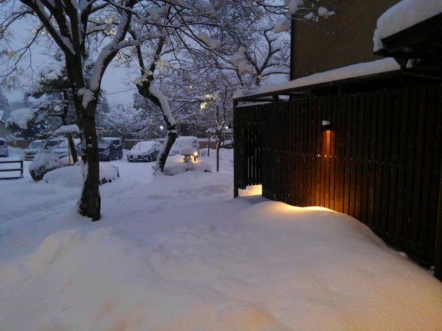 冬の玄関前。1月から3月まで雪に覆われます。_やど莞山