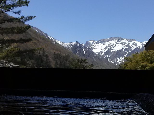 貸切露天から春の眺め。
正面は「谷川岳南面 マナイタ倉」_やど莞山