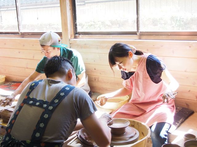 広い工房では仲間同士でワイワイ作陶できます♪_益子陶芸倶楽部