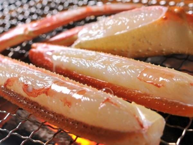 蟹の概念を覆す旨味濃厚な焼蟹。当館では特大サイズの間人蟹を使用します。_昭恋館よ志のや