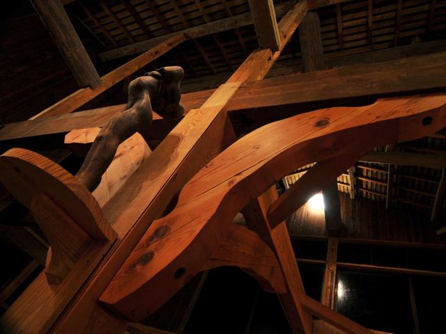 【昭恋の湯】お風呂に入って見上げると美しい彫刻の作品をお愉しみ頂けます。_昭恋館よ志のや