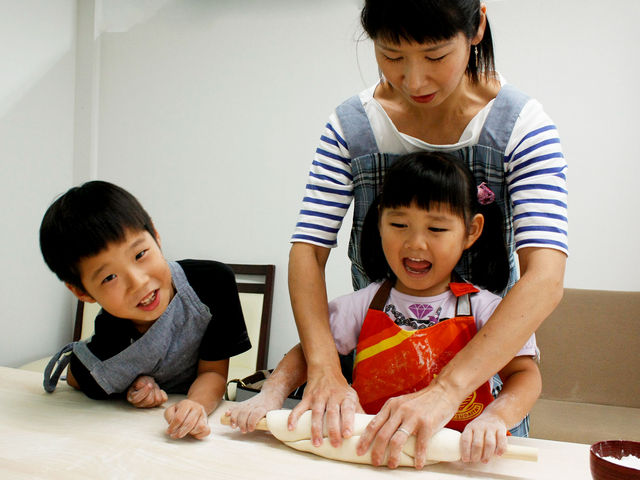 ファミリーでお越しのお客さまは小さなお子様のサポートもお願いします_イリコスキー製麺所