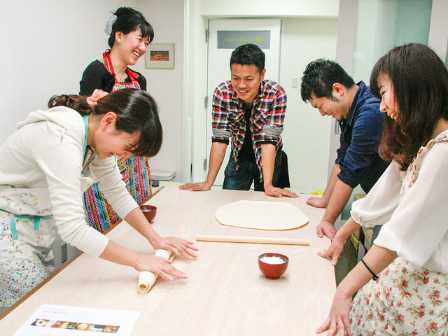 お友達同士で目先の変わった遊びをお探しであれば。麺棒で生地を延します_イリコスキー製麺所