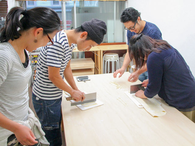 友人同士でも遊びにいらしてください。麺切包丁で生地をカット!_イリコスキー製麺所