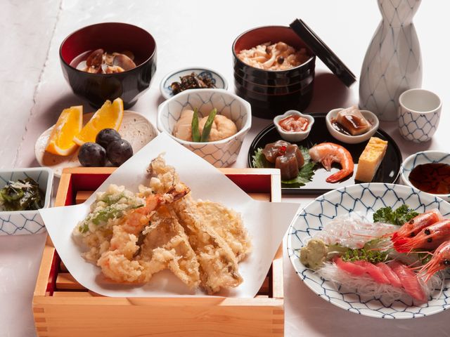 お料理は梅コース¥10,800からお選びいただけます。_屋形船 三河屋
