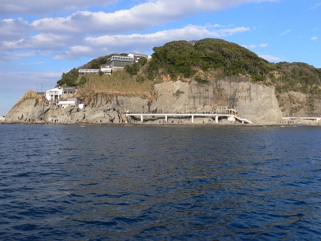 歴史ある江の島岩屋洞窟を望む_江の島モーターボート商会