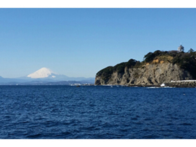 江の島と富士山_江の島モーターボート商会