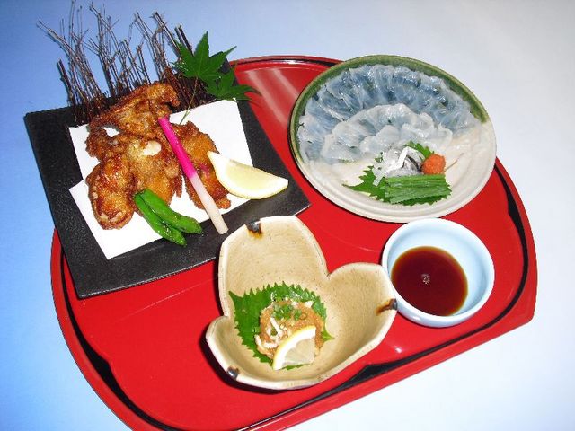 特産の温泉とらふぐの3点のセットです。身皮おろし合え、鉄鎖にから揚げです。
1セット@3850円(税込)(約2人前)ご予約は5日前まで。_南平台温泉ホテル