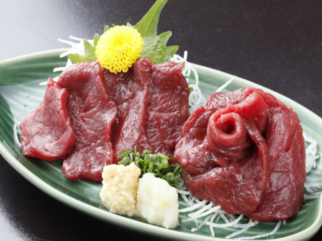 当館追加料理No.1の馬刺しでございます。
ぜひ、ご宿泊の際にご注文くださいませ。_南平台温泉ホテル