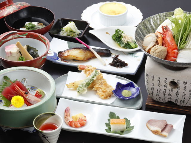 〈写真はイメージです〉料理長自慢の創作料理をご堪能くださいませ。
宴会や宿泊の際にお楽しみくださいませ。_南平台温泉ホテル