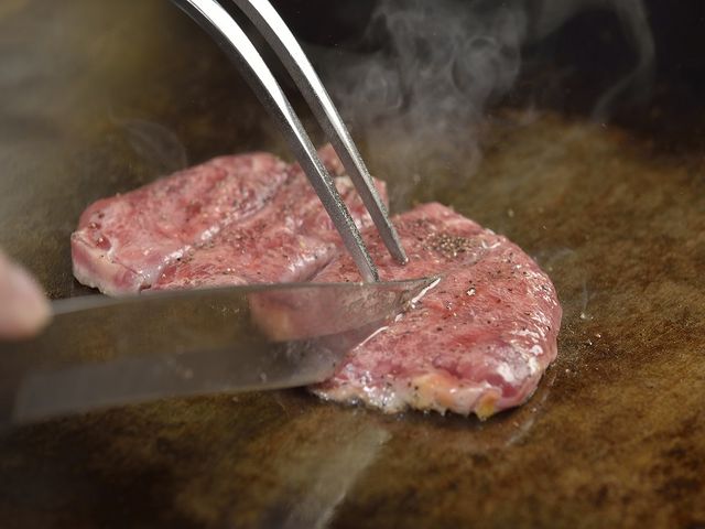 目の前で調理される熱々ステーキ。天ぷらも注文を受けてから揚げるのでサクサク。_グランドホテル太陽
