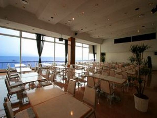 海を一望できる8Fレストラン。季節により美しい夕景が楽しめる。_グランドホテル太陽