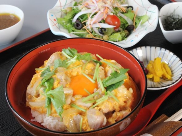 親子丼が当館で一番の名物です(君津市は養鶏が有名な地域のため)_大自然の静寂と天然自噴温泉を愉しむ湯宿 亀山温泉ホテル
