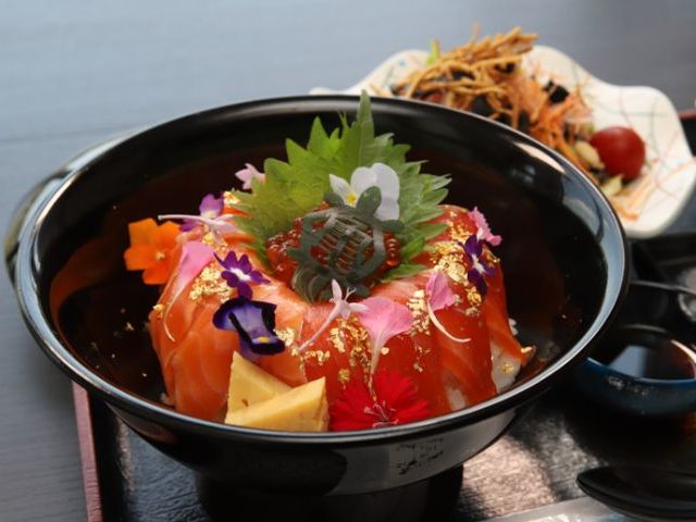 木更津サーモン丼、こちらは仕入れが少なく予約必須です。_大自然の静寂と天然自噴温泉を愉しむ湯宿 亀山温泉ホテル