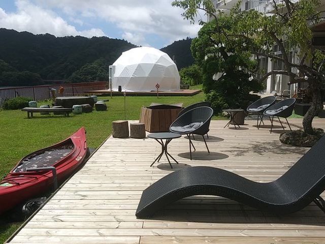 アウトドア&リゾートをイメージした中庭。_大自然の静寂と天然自噴温泉を愉しむ湯宿 亀山温泉ホテル