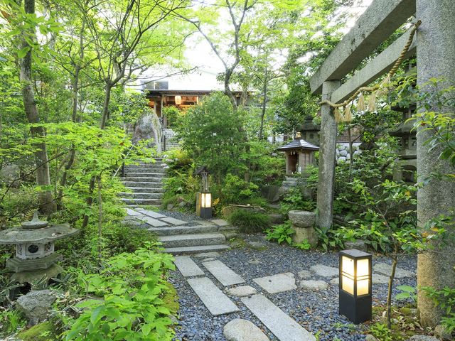 石畳を進まれますと玄関がございます_旅館寿亭