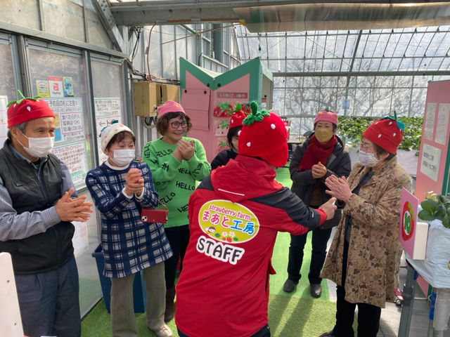 円園内入り口で 独自の感染予防と免疫力をアップしてからの入園になるので、安全にいちご狩りを楽しめます(*^^*)_strawberry farm まあと工房
