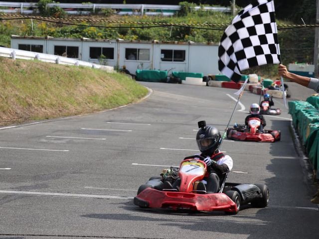 チェッカーフラッグが降られると、達成感が沸き上がってきます。_Amazing Kart ISK 奈良阪奈店(スポーツカート阪奈)
