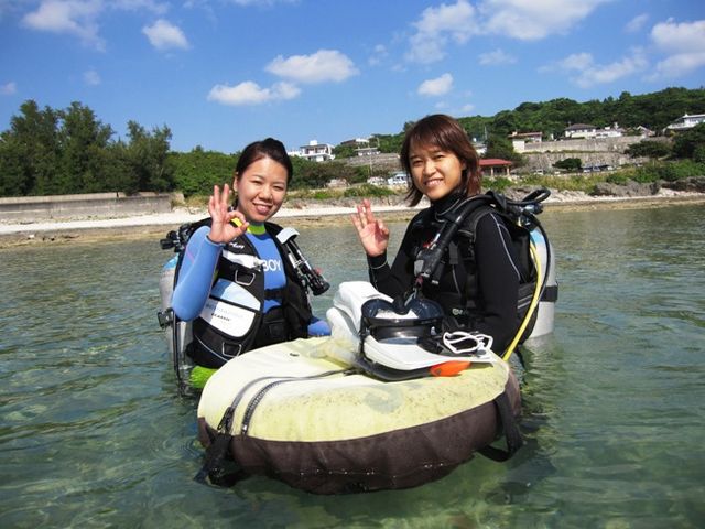 足の立つ所で水慣れです。インストラクターが支えてますのでリラックスして練習できますよ!_おきなわJ・BOYダイビング倶楽部