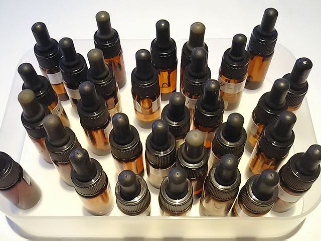 【1.大人のお香づくり体験】混ぜ合わせるいい香りの香料で調合できます。お気に入りが必ず見つかります。_淡路梅薫堂江井工場