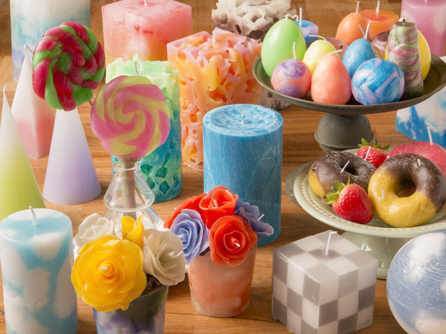 様々な色やカタチのキャンドルは、見ているだけでも癒されます。_Maison de Candela博多