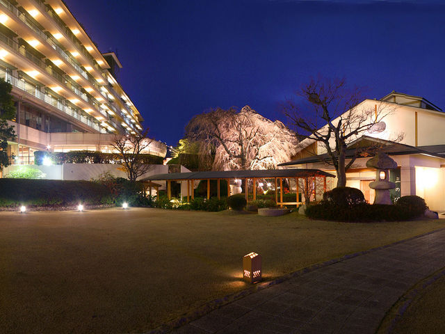 【外観(夜)】9階庭園から見た建物外観。右側は三の湯棟。_有馬温泉 兵衛向陽閣