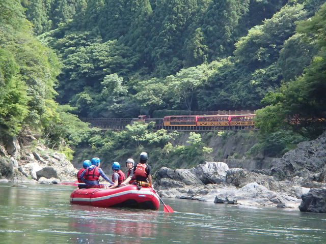 《保津川名物》トロッコ列車&渓谷☆列車を見つけたら全力で手を振ろう!!!振り返してくれますよ!!!(^^)/~~~_リバーアドベンチャークラブ〔京都保津川ラフティング〕
