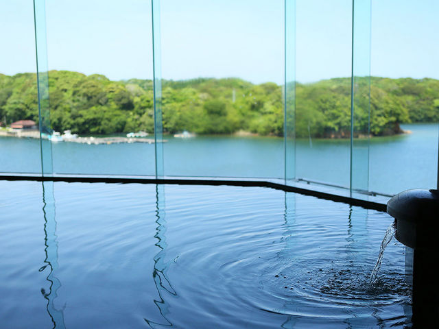 当館自慢の天然温泉の大浴場!!内風呂からも英虞湾の絶景がお楽しみいただけます♪♪_大江戸温泉物語 Premium 伊勢志摩