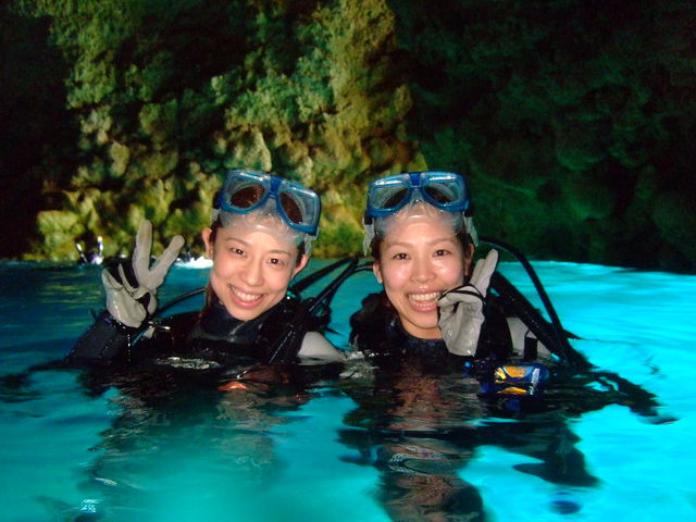 水面に上がってみるとまた違った青が楽しめます。_スカイリーフダイバーズ