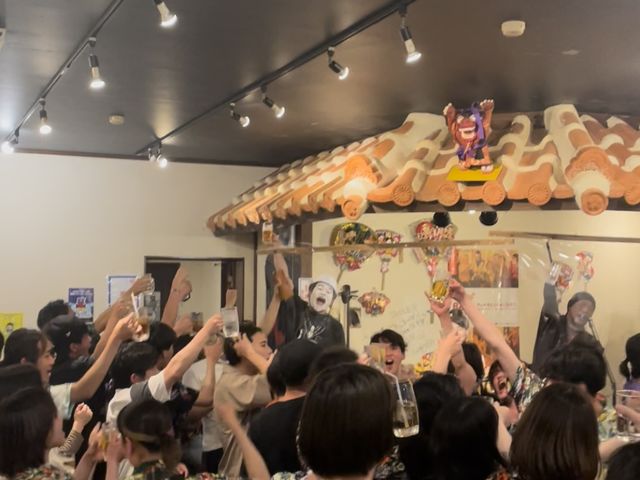 島唄ライブで盛り上がる_島唄ライブと沖縄家庭料理の店 あかがーら 宮古島店