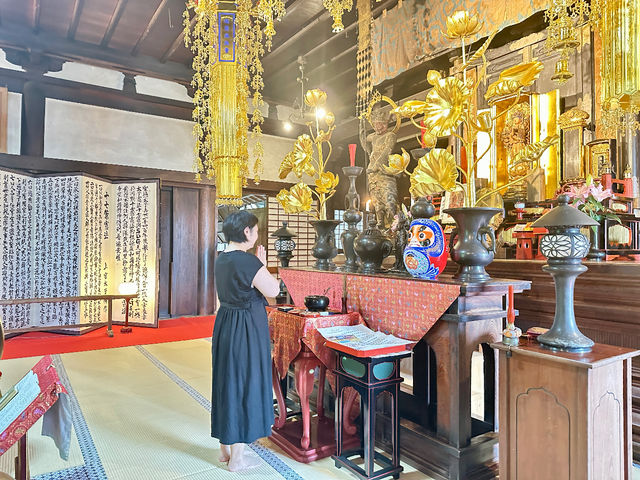 本堂にて祈祷後にご本尊さまへ祈りを捧げる_瓦屋禅寺