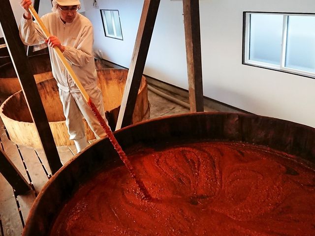 職人による、もろみの撹拌(かくはん)作業。_佐々長醸造