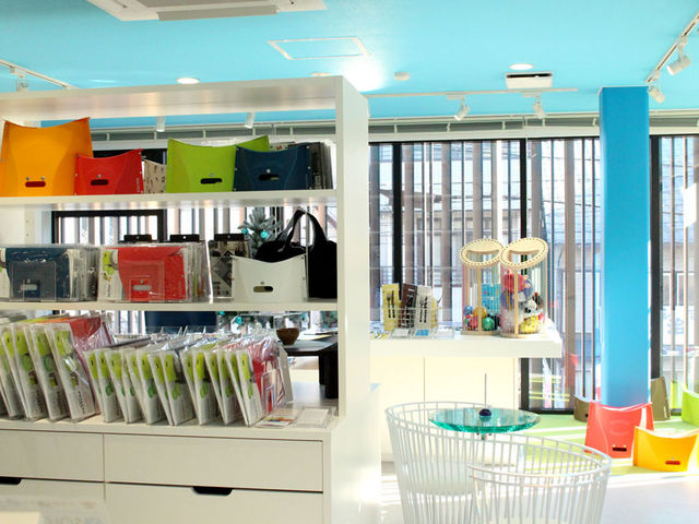 【店内】青い天井が特徴の明るい店内_SOLCION