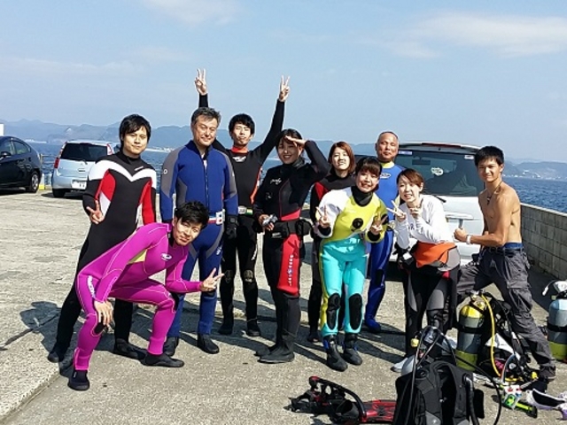 様々な年齢層の人が一緒になって楽しめるスポーツです。_DivingSchoolテールアップ