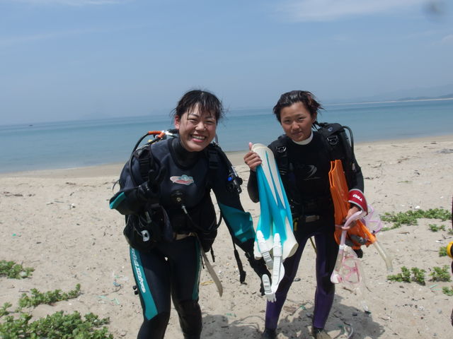 スタッフとマンツーマン。徹底した安全管理を行っております。_DivingSchoolテールアップ